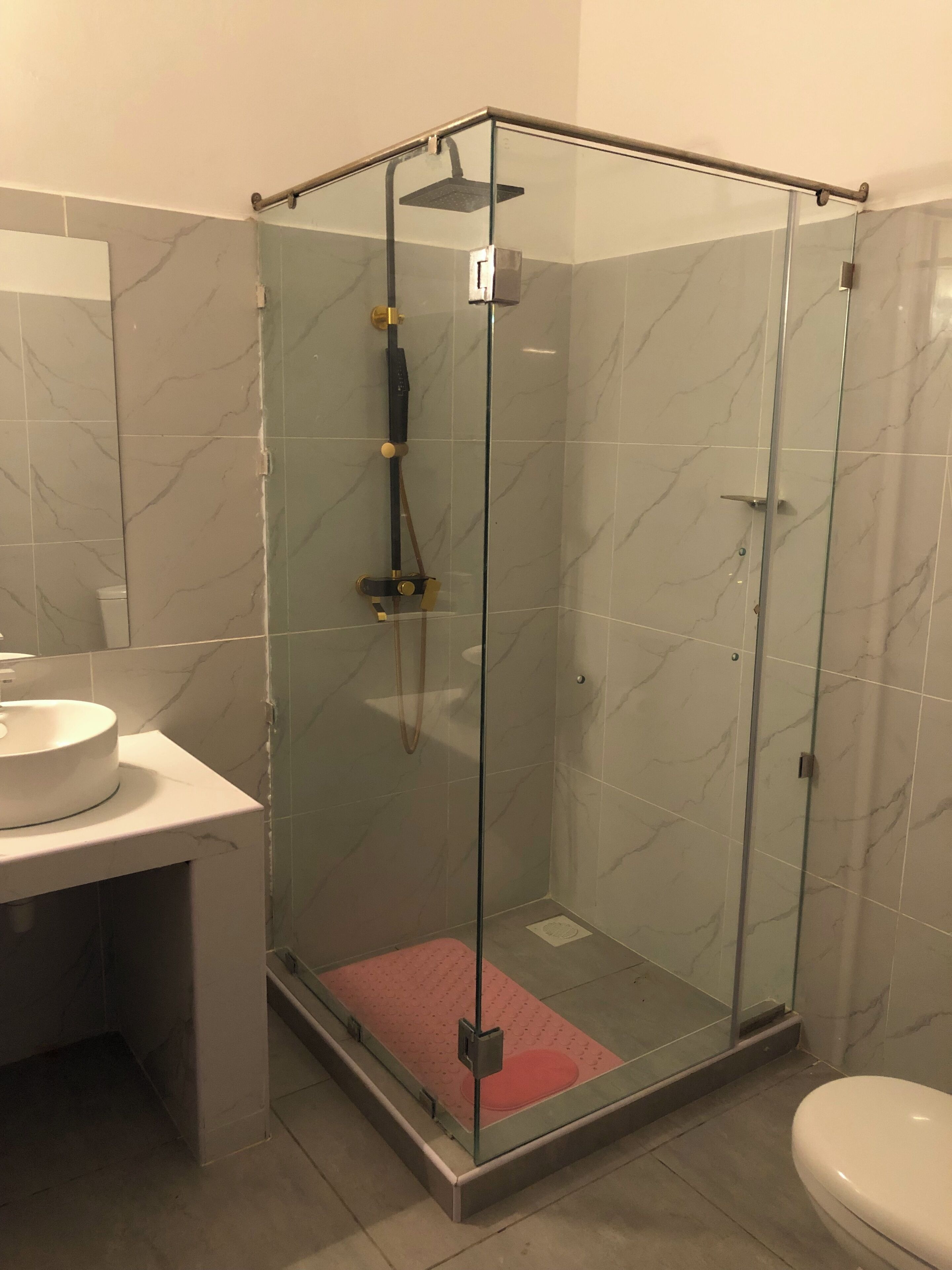 Haartrockner, Bidet, Handtücher, Seife