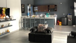 Smart TV, pebolim, livros, aparelho de som