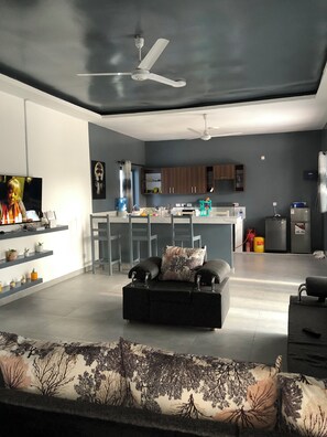 Smart TV, pebolim, livros, aparelho de som