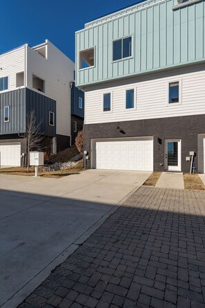Exterior - 27 Beds / Rooftop Hot Tubs + CityViews + Game Room (Nashville)