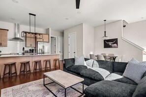 Living area - 27 Beds / Rooftop Hot Tubs + CityViews + Game Room (Nashville)