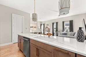 Interior - 27 Beds / Rooftop Hot Tubs + CityViews + Game Room (Nashville)
