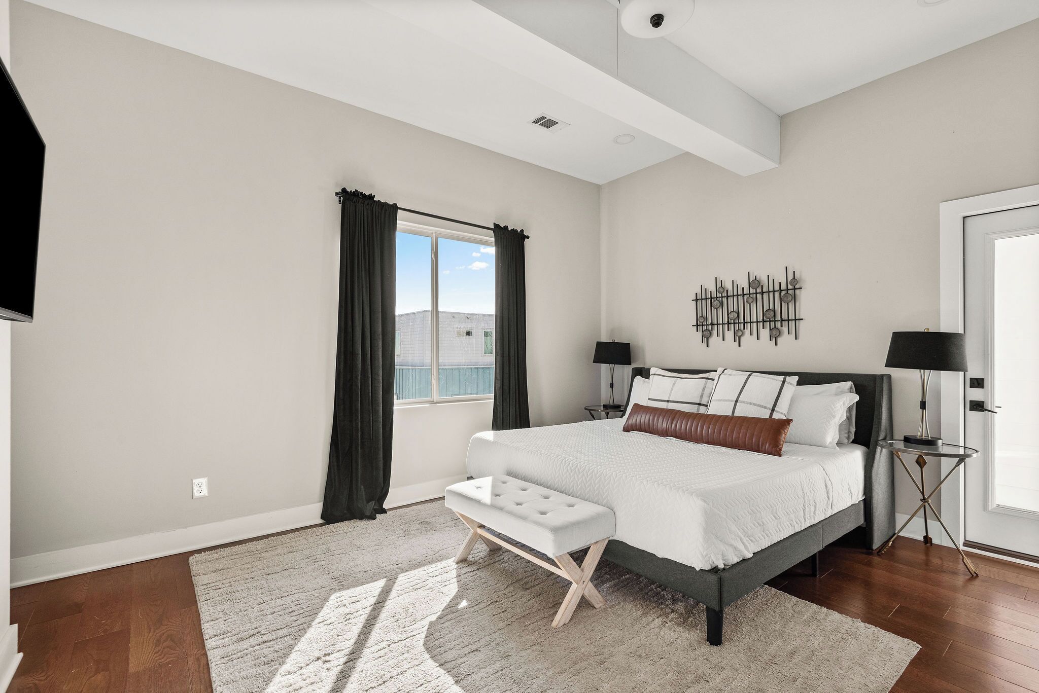 8 bedrooms, WiFi, bed sheets