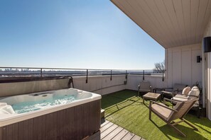Outdoor spa tub - 27 Beds / Rooftop Hot Tubs + CityViews + Game Room (Nashville)