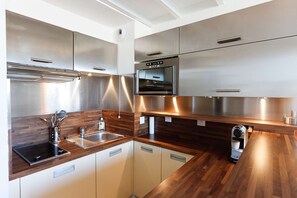 Jääkaappi, mikroaaltouuni, astianpesukone, kahvin-/teenkeitin