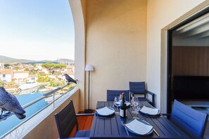 Outdoor dining - 2-bedroom duplex apartment in Port Grimaud - A/C, Loggia, Lift (PORT GRIMAUD)