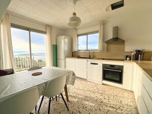Fridge, microwave, oven, toaster - Villa for 10 guests with sea view and heated pool in Carqueiranne (CARQUEIRANNE)
