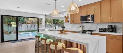 冰箱、微波炉、烤箱、炉灶