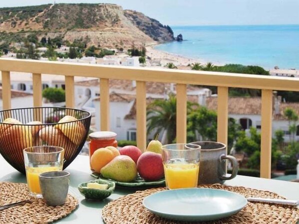 Outdoor dining - Breathtaking ocean views in Praia da Luz (Praia da Luz, Lagos)