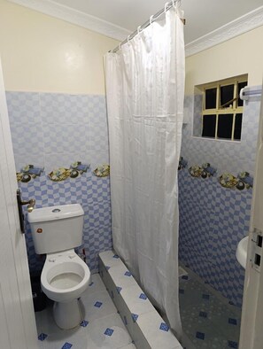 Habitación individual Deluxe | Baño | Ducha, zapatillas, toallas y jabón