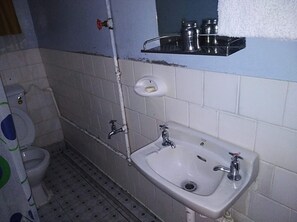 Shower, slippers, towels, soap - Maya's Guest House (Nyeri)