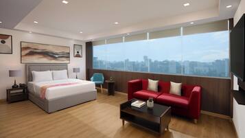 D-Luxe Queen Room | Desk, laptop workspace, iron/ironing board, free WiFi