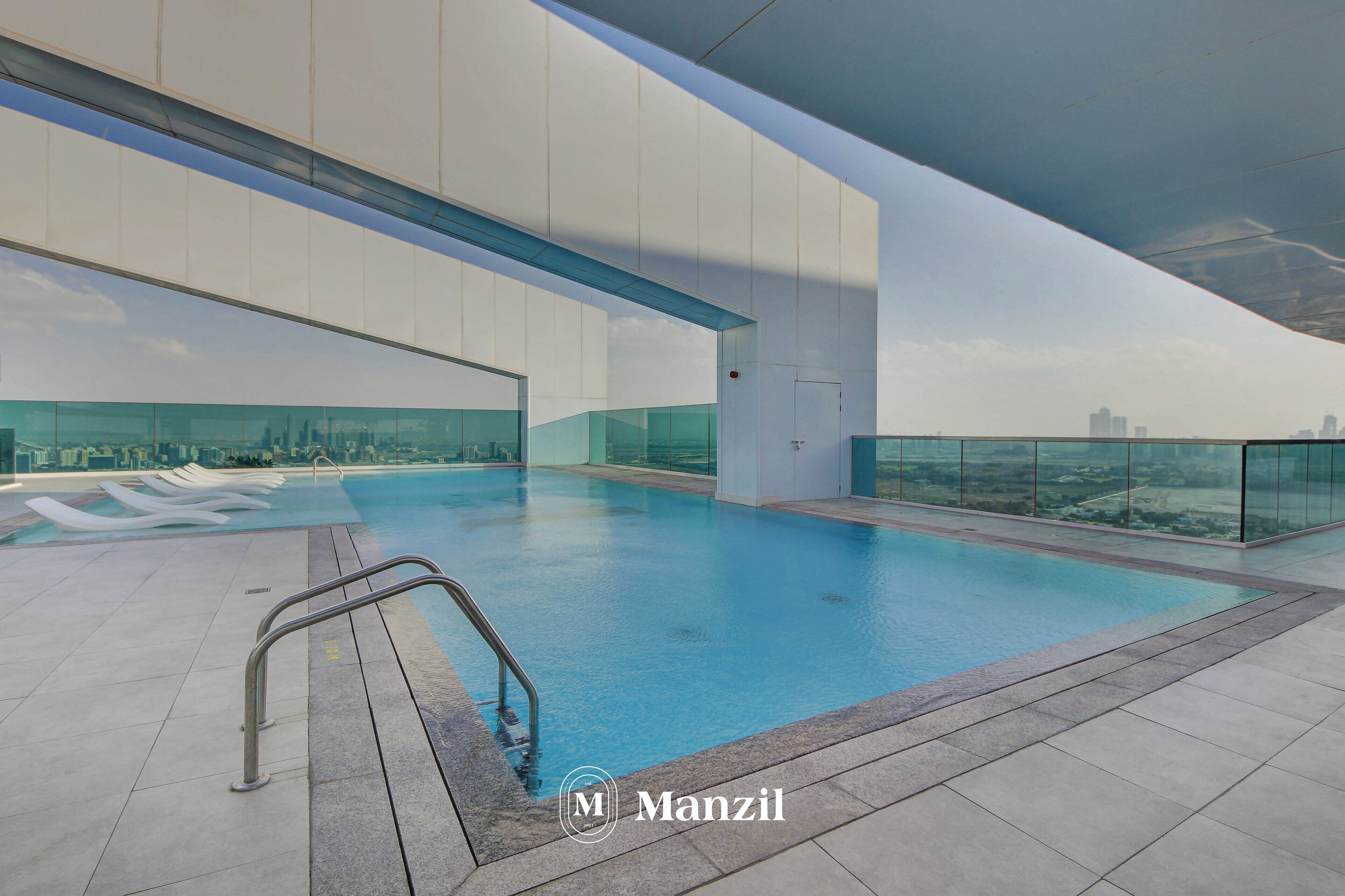 Ein moderner, überdachter Pool mit Panoramafenstern, Blick auf die Stadt und minimalistischem Design.