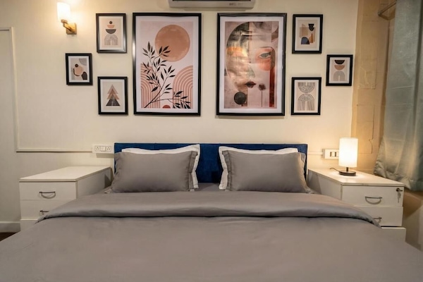 Deluxe-Doppelzimmer, Stadtblick | Schreibtisch, laptopgeeigneter Arbeitsplatz, Bügeleisen/Bügelbrett