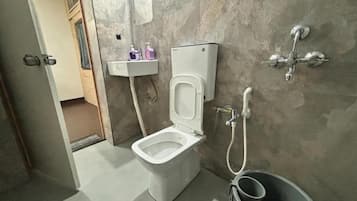 Dusche, kostenlose Toilettenartikel, Hausschuhe, Handtücher