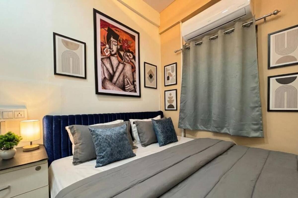 Deluxe Double Room, City View | Desk, laptop workspace, iron/ironing board (on request), WiFi (free)