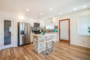 Fridge, microwave, oven, stovetop - Sunset Views Desert Getaway Near Joshua Tree (Joshua Tree)