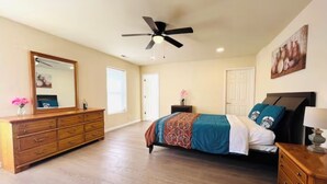 Room - Perfect 6-bedroom house with AC in welcoming Reno neighborhood (Reno)