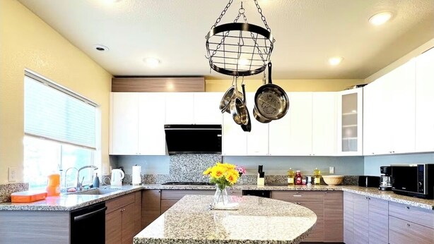 Private kitchen - Perfect 6-bedroom house with AC in welcoming Reno neighborhood (Reno)