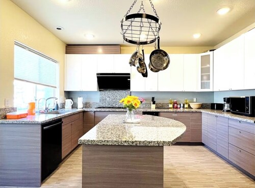 Perfect 6-bedroom house with AC in welcoming Reno neighborhood