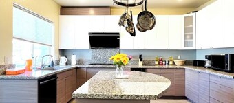 Perfect 6-bedroom house with AC in welcoming Reno neighborhood