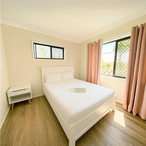 Iron/ironing board, WiFi, bed sheets - Entire independent 3-bedroom house (Algester)