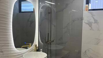 Handtücher, Seife, Shampoo, Toilettenpapier