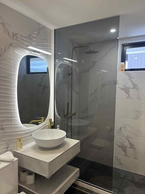 Handtücher, Seife, Shampoo, Toilettenpapier