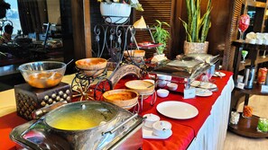 Free daily buffet breakfast  - Hotel Hemaadri Grand (Hyderabad)