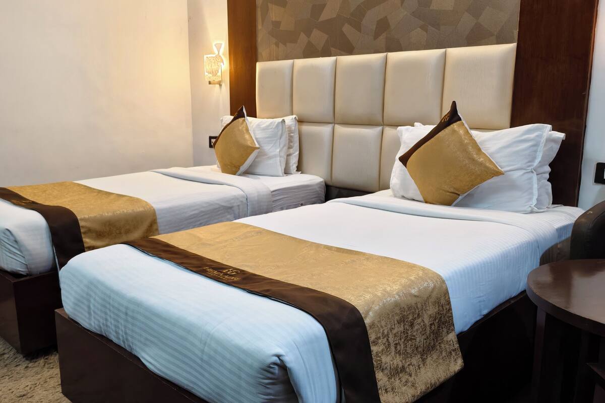 Chambre exécutive avec lits jumeaux, 2 lits jumeaux | Fer et planche à repasser, accès au Wi-Fi (inclus), literie fournie
