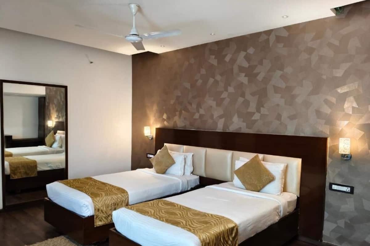 Standard Double Room | Iron/ironing board, free WiFi