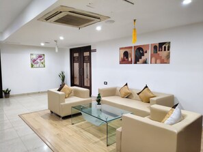 Lobby sitting area - Hotel Hemaadri Grand (Hyderabad)