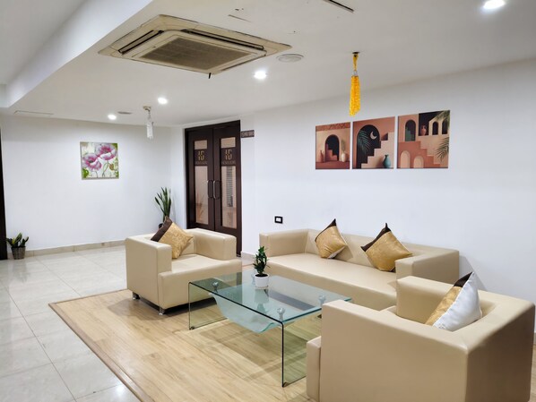 Lobby sitting area - Hotel Hemaadri Grand (Hyderabad)