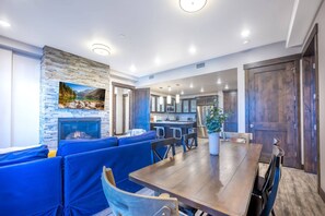 Ein stilvoller Essbereich mit Holztisch und blau gepolsterten Sitzmöglichkeiten.