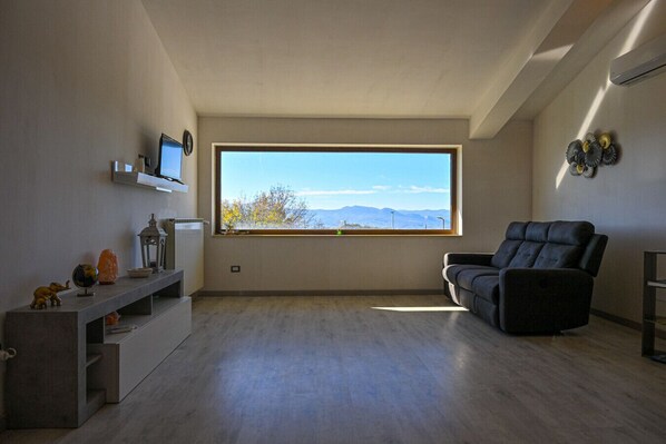 Televisión y chimenea 