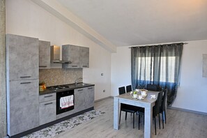 Geladeira, fogão, cooktop, cafeteira/chaleira