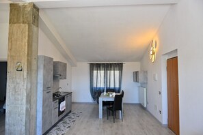 Refrigerador, horno, parrilla de estufa y cafetera y tetera