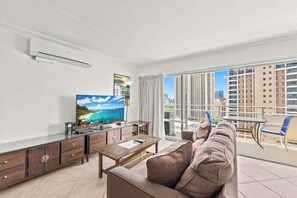 TV - @ Marbella Lane – Scenic Ocean & LagoonView Studio (Honolulu)
