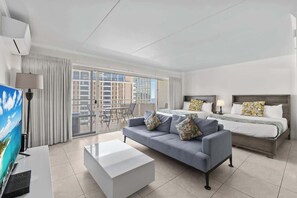 Smart TV - @ Marbella Lane – Ocean Breeze Lagoon front Stay (Honolulu)