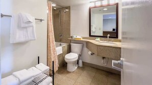 Une salle de bain moderne équipée d’une douche, de toilettes et d’un lavabo.