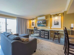Smart TV, offices - @ Marbella Lane – Oceanview Horizon Escape Studio (Honolulu)