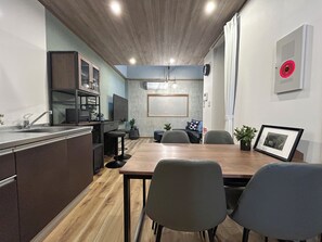 Dining - 3 minutes walk to the nearest station, 3 showers, 5 minutes to Namba, 30 minutes to USJ! Large families and groups can spend time together. (Tamadehigashi Nishinariku Osaka City)