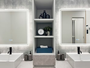 Shower, hair dryer, towels, soap - 3 minutes walk to the nearest station, 3 showers, 5 minutes to Namba, 30 minutes to USJ! Large families and groups can spend time together. (Tamadehigashi Nishinariku Osaka City)