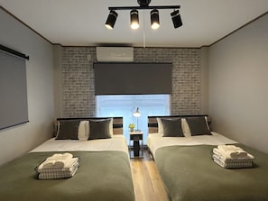 4 bedrooms, iron/ironing board, WiFi, bed sheets - 3 minutes walk to the nearest station, 3 showers, 5 minutes to Namba, 30 minutes to USJ! Large families and groups can spend time together. (Tamadehigashi Nishinariku Osaka City)