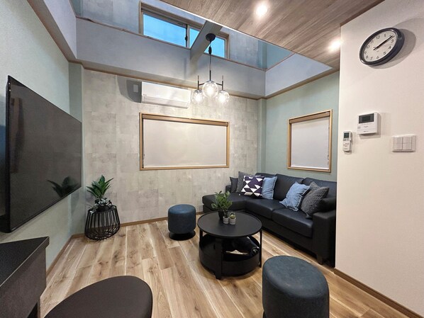 Living area - 3 minutes walk to the nearest station, 3 showers, 5 minutes to Namba, 30 minutes to USJ! Large families and groups can spend time together. (Tamadehigashi Nishinariku Osaka City)