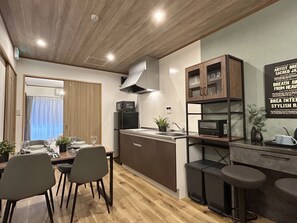 Private kitchen - 3 minutes walk to the nearest station, 3 showers, 5 minutes to Namba, 30 minutes to USJ! Large families and groups can spend time together. (Tamadehigashi Nishinariku Osaka City)