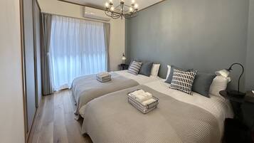 4 bedrooms, iron/ironing board, WiFi, bed sheets