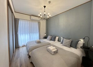 4 habitaciones, tabla de planchar con plancha, wifi y ropa de cama 