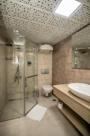 Triple Room, City View | Bathroom - Hotel Pera Capitol & Taksim İstiklal (İstanbul)