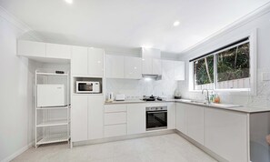 Micro-ondes, four, plaque de cuisson